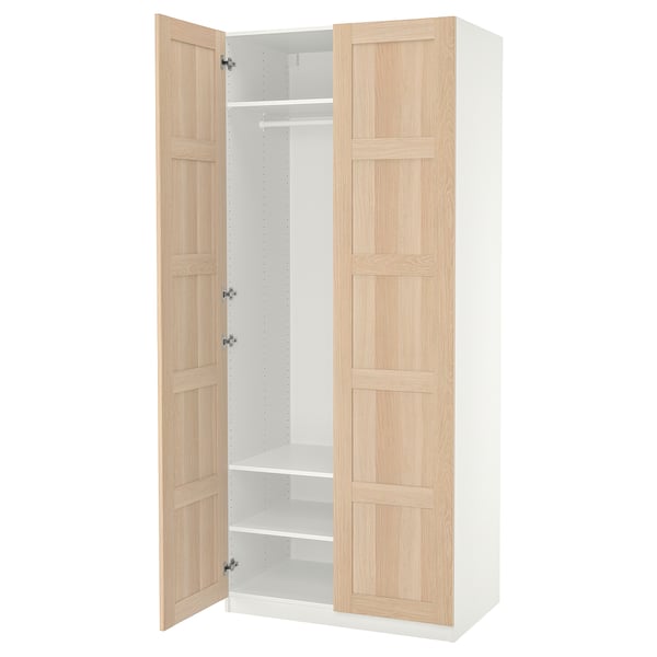 Ikea PAX kledingkast, wit met licht eiken deuren, open staande met planken.