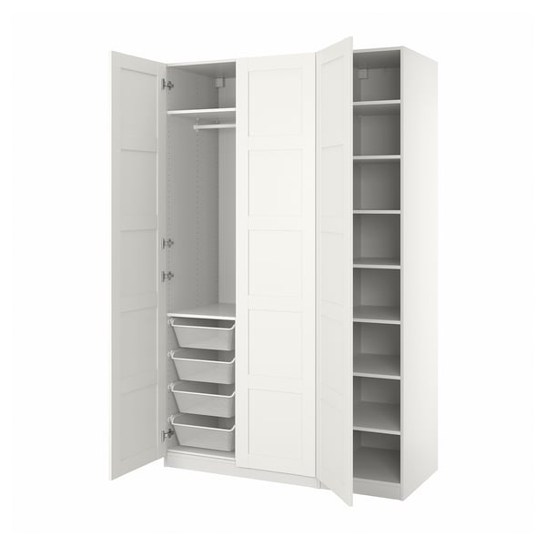 Een open witte PAX kledingkast met gaaslades en planken.