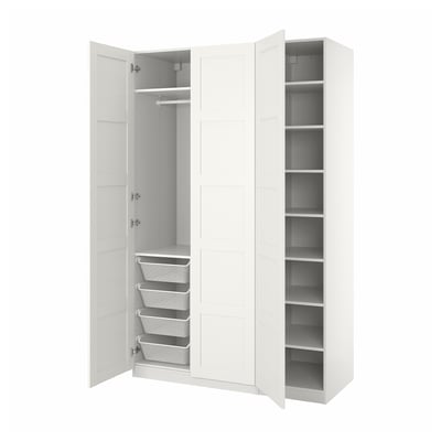Een open witte PAX kledingkast met gaaslades en planken.