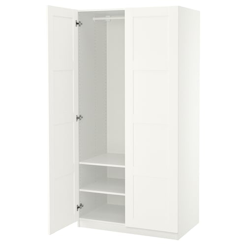 Een witte ikea PAX kledingkast met één deur open, waardoor lege planken en een ophangstang zichtbaar worden.