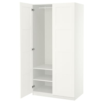 Een witte ikea PAX kledingkast met één deur open, waardoor lege planken en een ophangstang zichtbaar worden.