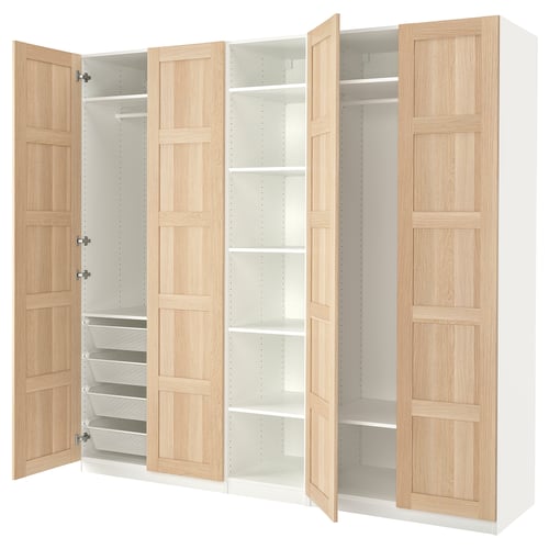 Deze afbeelding toont een ikea PAX kledingkast in wit en licht hout. Het heeft vier open deuren, twee planken en uittrekbare gaasmanden.