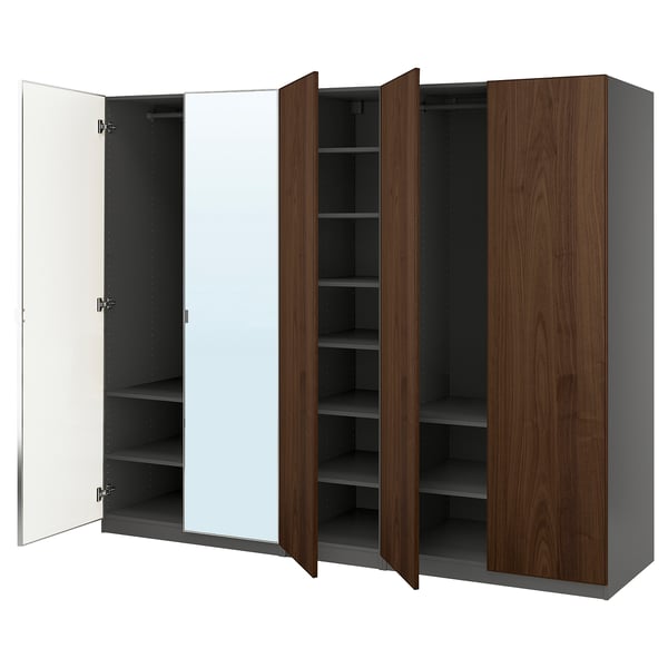 Een open ikea PAX kledingkast in wit en hout. Het is verstelbaar in planken en spiegeldeuren.