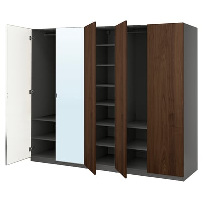 Een open ikea PAX kledingkast in wit en hout. Het is verstelbaar in planken en spiegeldeuren.