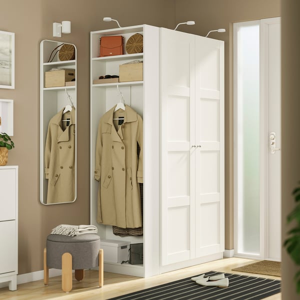 PAX kledingkast: witte eindeenheid met planken en jassen, hoge kast, kruk, spiegel, deur, accessoires