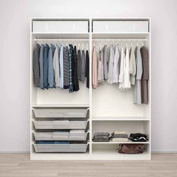 Witte PAX kledingkast met hangers, lades, opgevouwen kleding en tassen. Verstelbare gedempte poten.