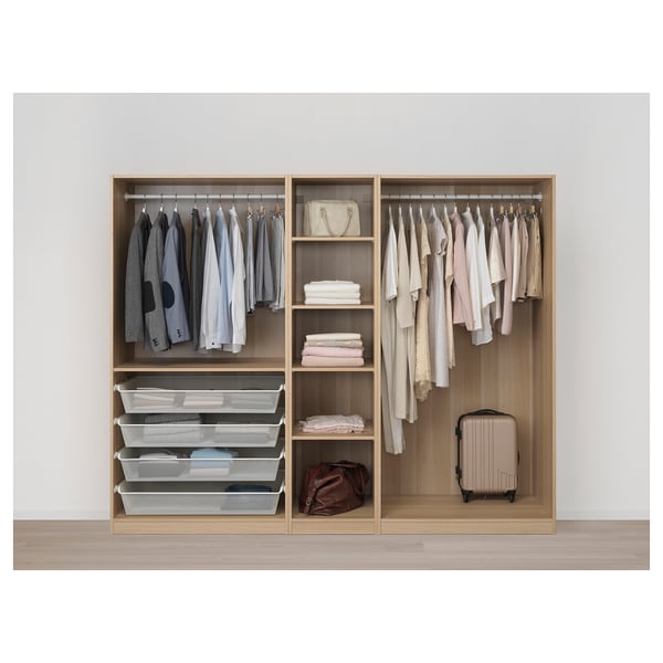 Een moderne kast met kleerhangers, planken en gaaslades voor georganiseerde opslag.