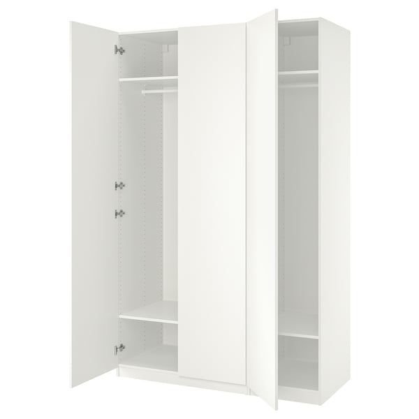 Witte ikea PAX kledingkast met open deuren, voorzien van planken en rails.