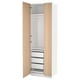 Witte en houten kledingkast PAX. Het heeft meerdere lades en compartimenten, die verticaal staan. Een strak, modern design.