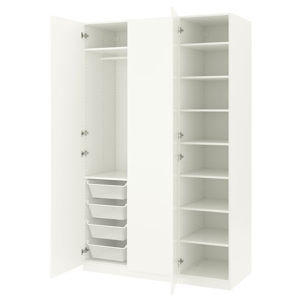 Toont een paar witte ikea PAX kasten, de ene met open deuren die planken en manden onthullen, de andere gesloten.