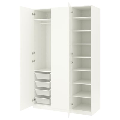 Toont een paar witte ikea PAX kasten, de ene met open deuren die planken en manden onthullen, de andere gesloten.