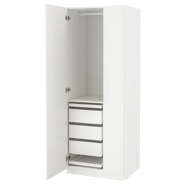 Een witte PAX-kledingkast met een open deur, die planken binnenin onthult.