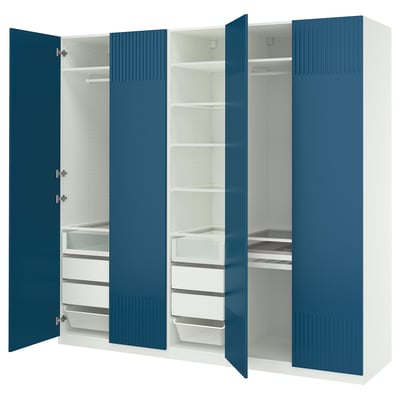 PAX blauw-witte kledingkast, modern, rechthoekig, met vier delen, voorzien van legplanken, lades en hangruimte.