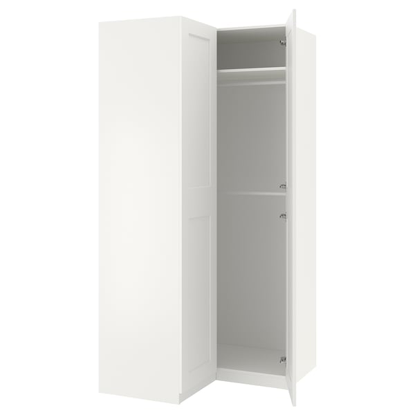 Witte PAX kledingkast met open deur, minimalistisch design, eenvoudige opbergoplossing.