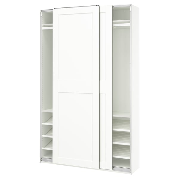 Een witte ikea PAX kledingkast met schuifdeuren en interne planken.