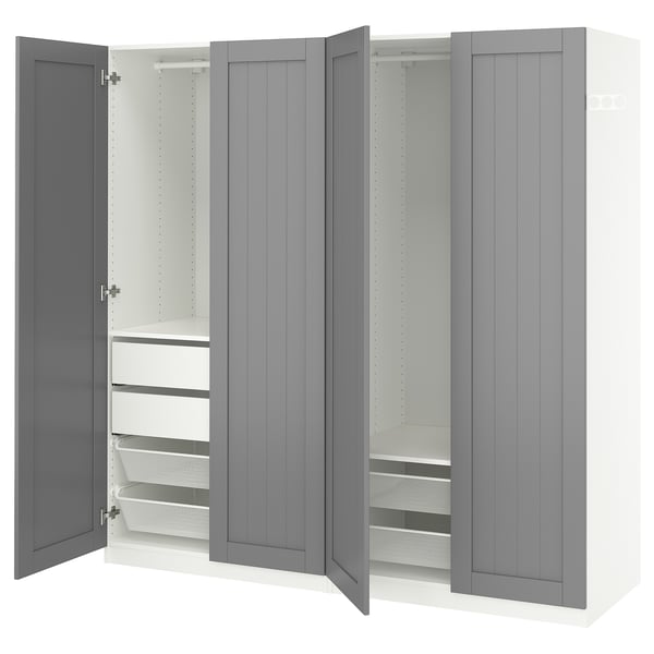 IKEA PAX garderobe in grijs met open deuren, witte planken en gaasmanden.