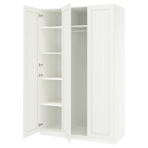 Witte PAX kledingkast met open deuren die planken en ophangstang onthullen.