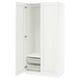 Witte PAX kledingkast, open deur die planken onthult en mand binnenin.
