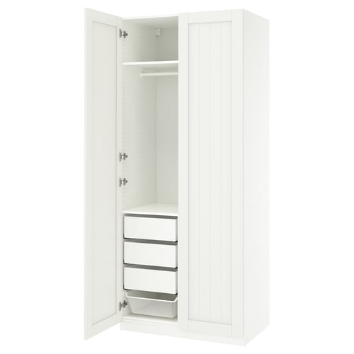 Een witte PAX kledingkast met twee deuren, een plank, drie lades en een gaasmand.