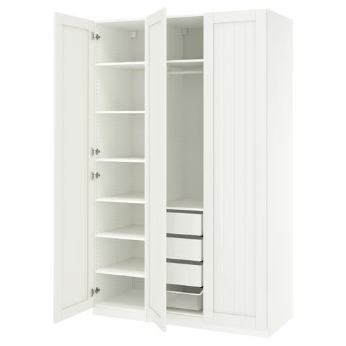 Witte PAX kledingkast met open deuren die planken en lades onthullen.