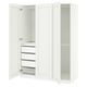 Een witte ikea PAX kledingkast met open deuren die planken en lades onthullen.