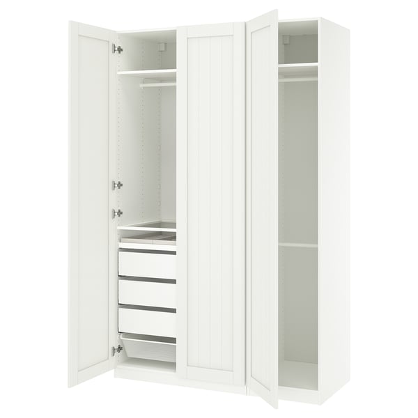 Een witte ikea PAX kledingkast met open deuren die planken en lades onthullen.