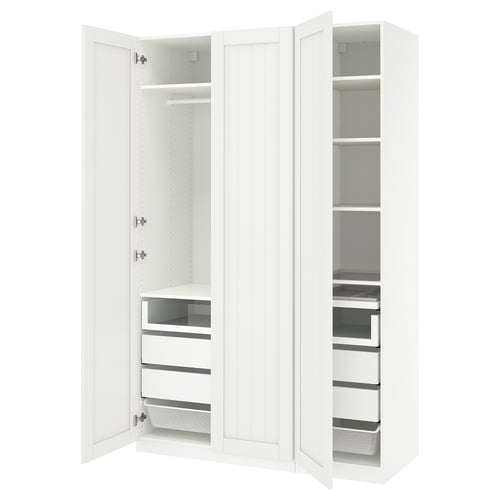 Deze afbeelding toont een open witte ikea PAX kledingkast met planken en lades.