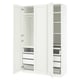 Deze afbeelding toont een open witte ikea PAX kledingkast met planken en lades.