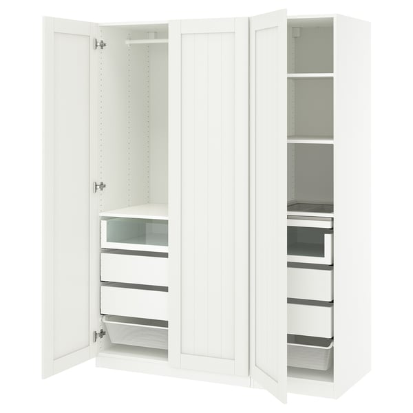 Een witte PAX kledingkast met open deuren, voorzien van planken en lades.