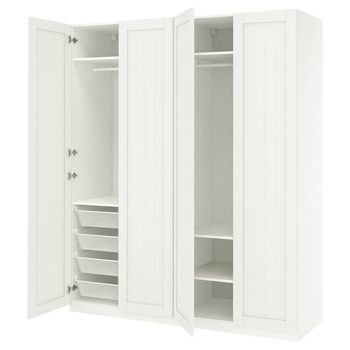 Witte PAX kledingkast met open deuren, gaasmanden en planken.