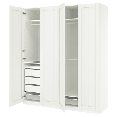 Witte PAX kledingkast met open deuren, lades en planken tegen een witte achtergrond.