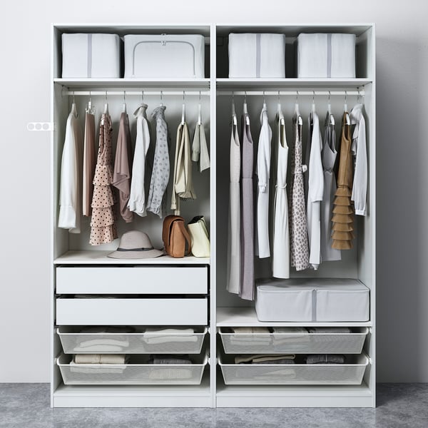Nette kledingkast met kleding, lades, opbergbakken en accessoires binnenin georganiseerd.