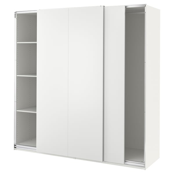 Een witte PAX kledingkast met schuifdeuren, voorzien van planken aan de binnenkant.