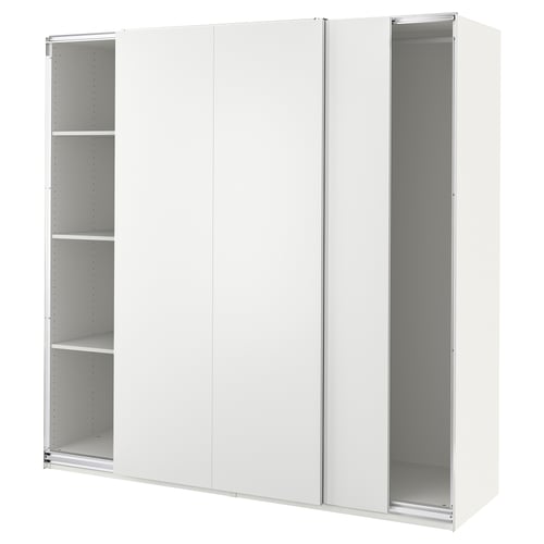 Een witte PAX kledingkast met schuifdeuren, voorzien van planken aan de binnenkant.