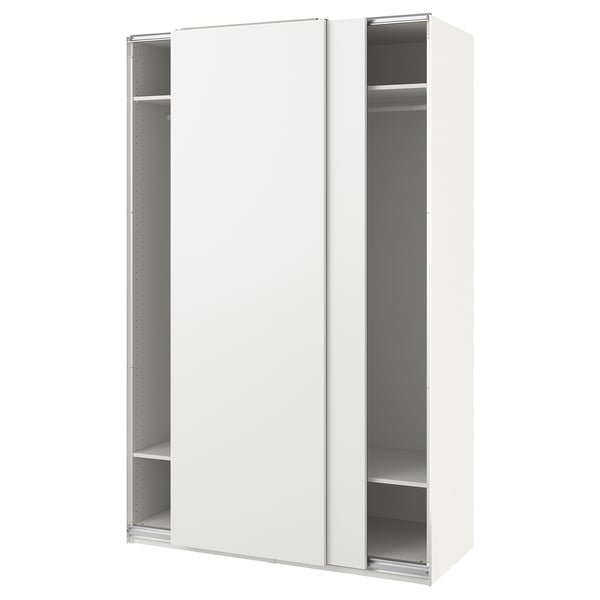 Een witte ikea PAX kledingkast met schuifdeuren en planken. Het moderne ontwerp biedt voldoende opbergruimte met een strakke, minimalistische uitstraling.