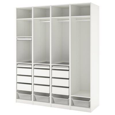 Witte ikea PAX kledingkast met manden en dienbladen.