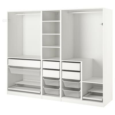 Een witte PAX kledingkast met planken, lades en metalen gaasmanden voor georganiseerde opslag.