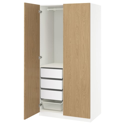 Open PAX kledingkast met houten deuren, wit interieur, meerdere lades en planken.