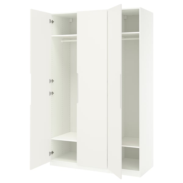 Toont een open witte PAX-kledingkast met een minimalistisch ontwerp, met meerdere planken en een ophangstang, en een duurzame spaanplaatconstructie.