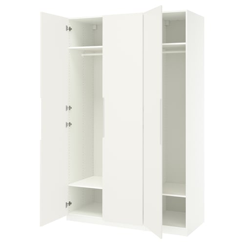 Toont een open witte PAX-kledingkast met een minimalistisch ontwerp, met meerdere planken en een ophangstang, en een duurzame spaanplaatconstructie.