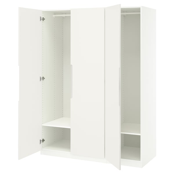 Een ikea PAX witte kledingkast met open deuren, waardoor lege planken zichtbaar worden.