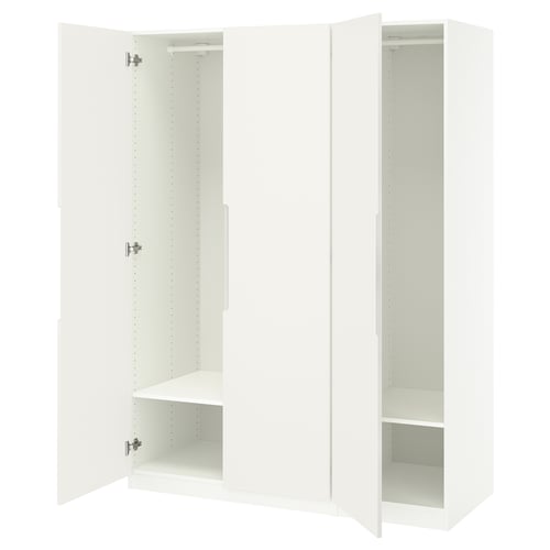 Een ikea PAX witte kledingkast met open deuren, waardoor lege planken zichtbaar worden.