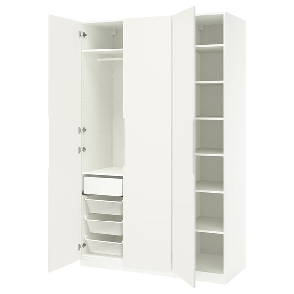 Een witte ikea PAX kledingkast met open deuren, planken en opbergmanden.