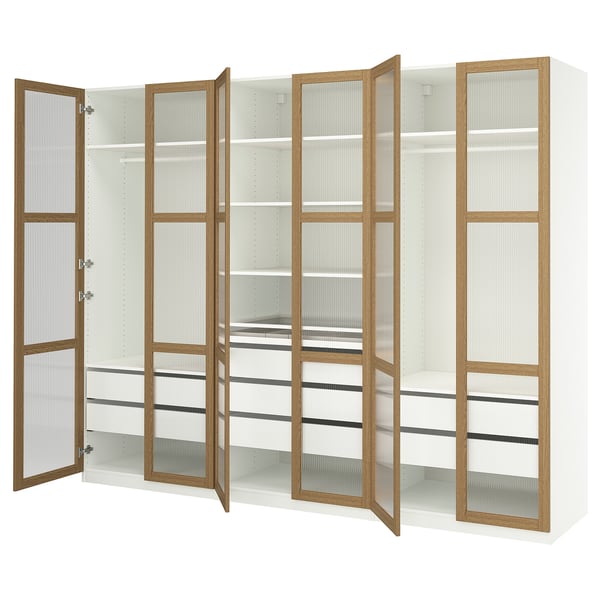 Moderne witte en eikenhouten kledingkast met glazen deuren open. Drie compartimenten, verstelbare planken.