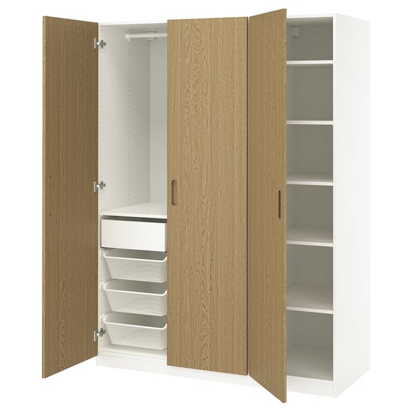 PAX kledingkast met eiken deuren en wit interieur, open om planken en lades te laten zien.