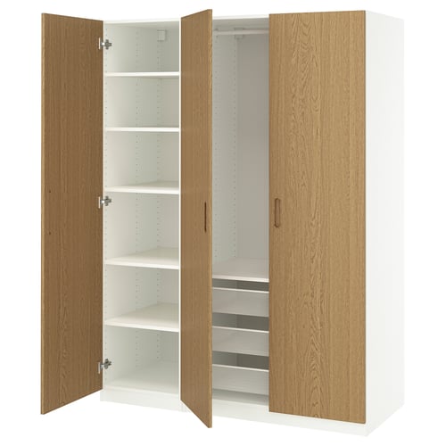 Een open houten PAX kledingkast. Het heeft licht eiken deuren en een wit interieur met planken en gaaslades.