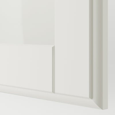 Close-up van strakke, moderne witte kledingkast met gladde randen en een strak ontwerp.