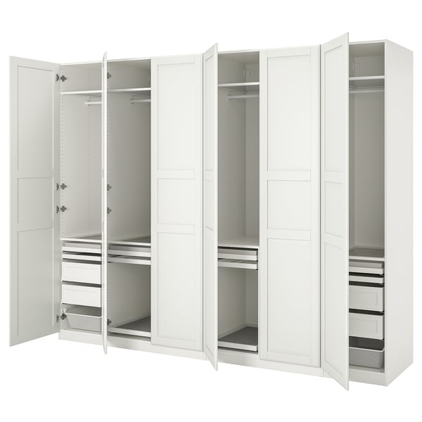 Een witte ikea PAX kledingkast met open deuren, met opbergplanken en vakken.