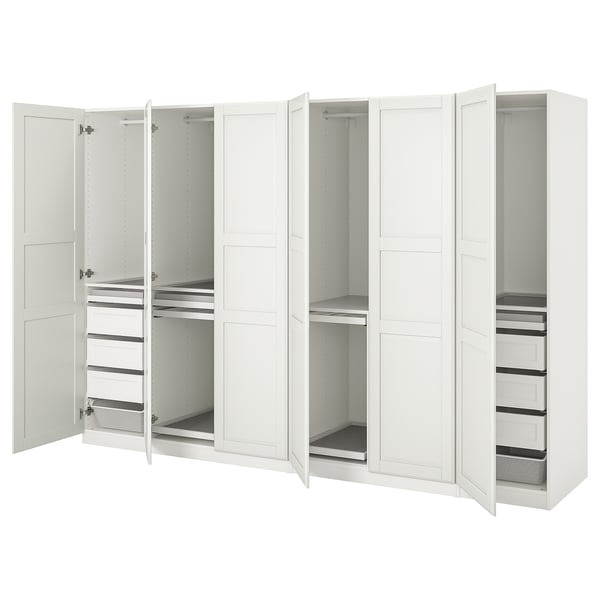 Witte ikea PAX kledingkast met open deuren met planken en organizers binnenin.