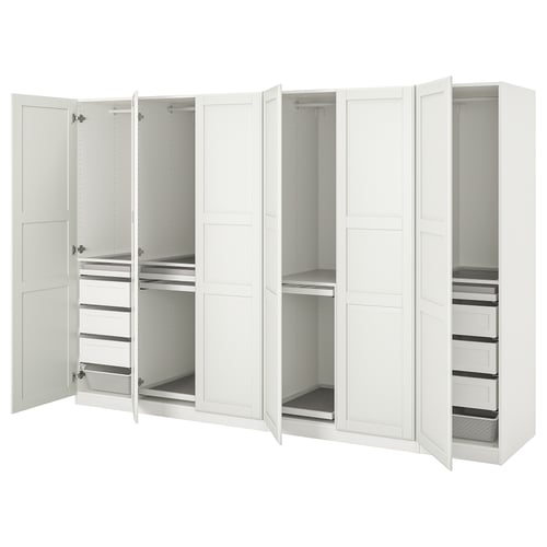Witte ikea PAX kledingkast met open deuren met planken en organizers binnenin.